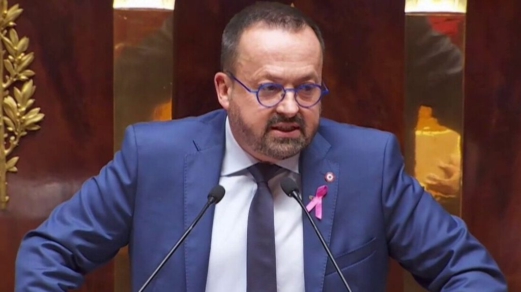 Arrêts maladie : le gouvernement veut instaurer 3 jours de carence pour les fonctionnaires
Pour combler un déficit de 60 milliards d’euros, le gouvernement a annoncé vouloir instaurer trois jours de carence pour les arrêts maladie des fonctionnaires.