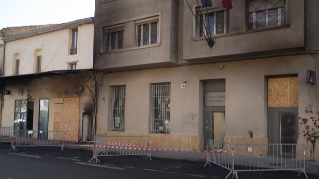 Cavaillon : une ville sous tension
À Cavaillon (Vaucluse), quatre véhicules de police ont été incendiés dans la nuit du 8 au 9 octobre, devant le commissariat. Aucun policier n’a été blessé.