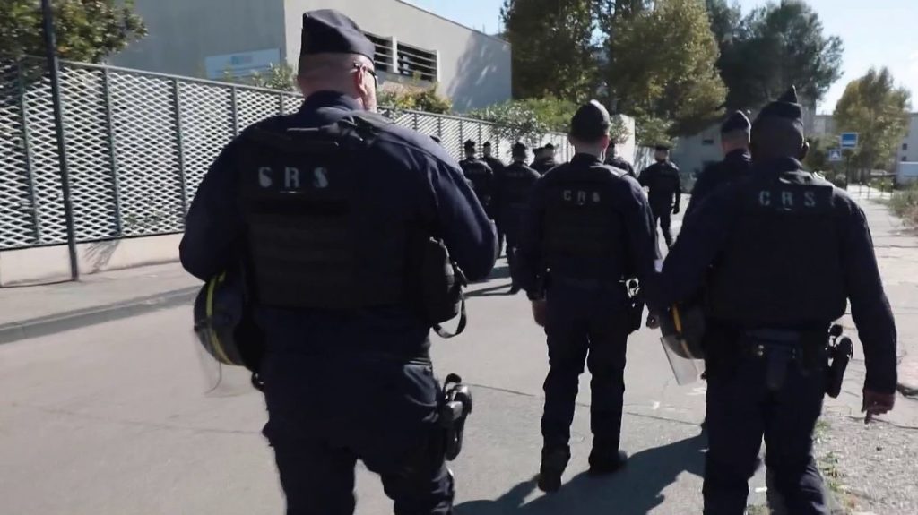 Véhicules de police brûlés à Cavaillon : au cœur du trafic de drogue
Dans le Vaucluse, des voitures de police ont été incendiées à Cavaillon, en représailles à une opération anti-drogue. Une cité est particulièrement gangrénée par le trafic.