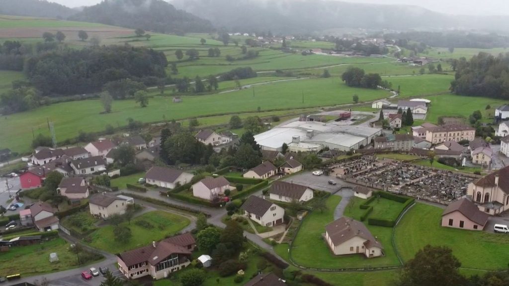 Affaire Grégory : les habitants de Lépanges veulent changer l'image de leur village
À Lépanges-sur-Vologne, dans les Vosges, quarante ans après la mort du petit Grégory, la commune attire un tourisme morbide. Des habitants ont créé un collectif pour changer la situation.