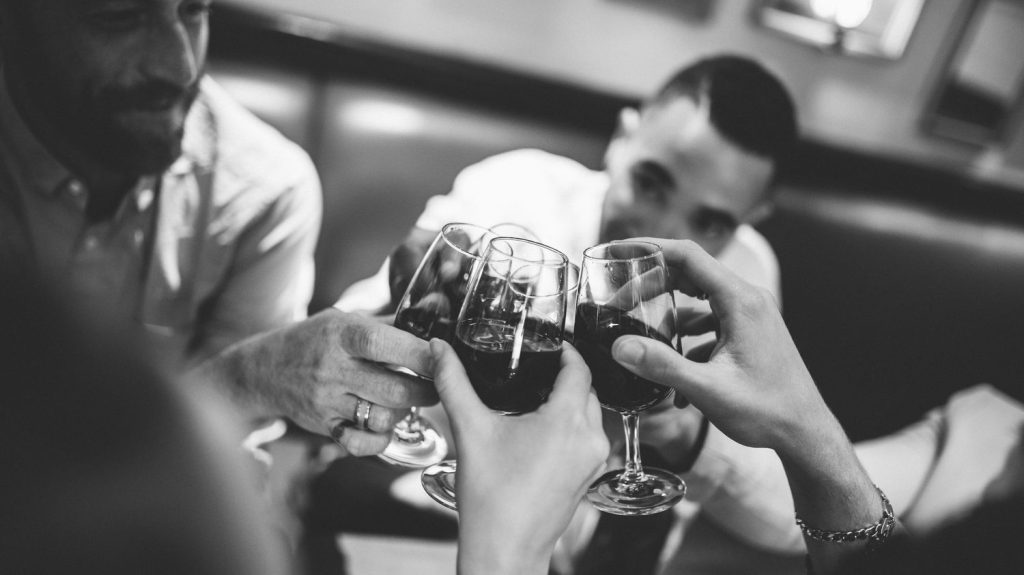 La chanson se sent bien au bistrot
Alors que nos cafés, nos gastos, nos troquets et nos rades commencent le processus d'une reconnaissance comme patrimoine culturel immatériel de l'humanité, retour sur les chansons du comptoir.