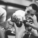 La chanson se sent bien au bistrot
Alors que nos cafés, nos gastos, nos troquets et nos rades commencent le processus d'une reconnaissance comme patrimoine culturel immatériel de l'humanité, retour sur les chansons du comptoir.