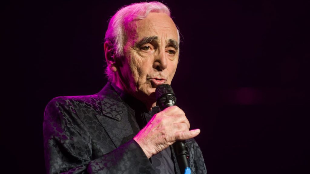 La chanson s'incline devant Charles Aznavour
Alors que le film "Monsieur Aznavour" déploie sur grand écran le récit de la vie de l'immense auteur, compositeur et interprète, réécoutons comment ses confrères célèbrent son œuvre et sa carrière.