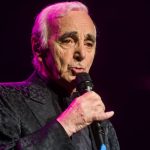 La chanson s'incline devant Charles Aznavour
Alors que le film "Monsieur Aznavour" déploie sur grand écran le récit de la vie de l'immense auteur, compositeur et interprète, réécoutons comment ses confrères célèbrent son œuvre et sa carrière.