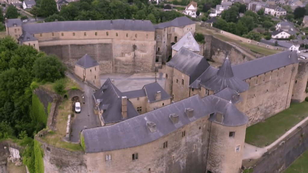 Monument préféré des Français 2023 : le château de Sedan profite de sa nouvelle notoriété
Dans les Ardennes, le château de Sedan a obtenu le titre de monument préféré des Français en 2023, et depuis, sa fréquentation bat des records. L'hôtel-restaurant de la ville bénéficie lui aussi de la popularité grandissante du plus grand château fort d'Europe.