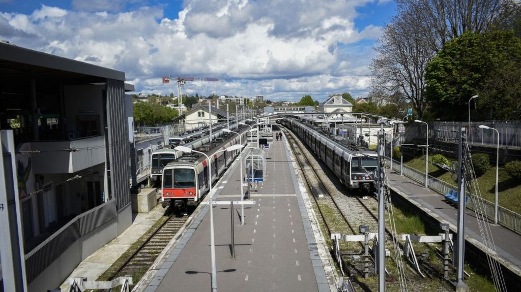 Un RER D percute un engin de chantier dans l'Essonne, trois blessés en "urgence relative"
La collision s’est déroulée à hauteur de Fontenay-le-Vicomte, lundi vers 11 heures. Le trafic est interrompu jusqu'à 18 heures.