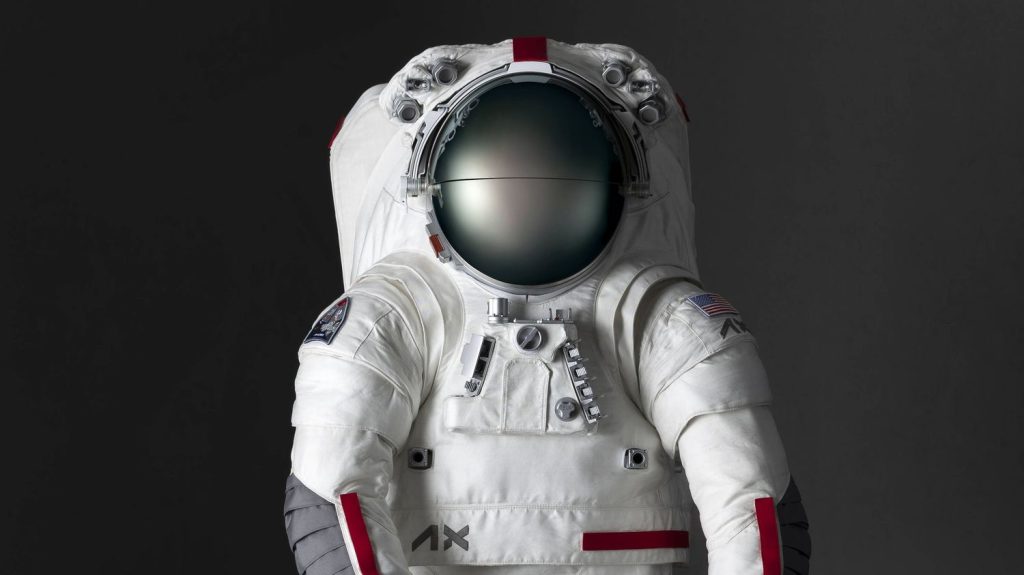 Les astronautes seront habillés en Prada pour la mission sur la Lune Artémis 3 de la Nasa
La combinaison, conçue par Prada et Axiom Space, promet un confort maximal aux astronautes, y compris dans les environnements extrêmes où ils seront appelés à se rendre en 2026.