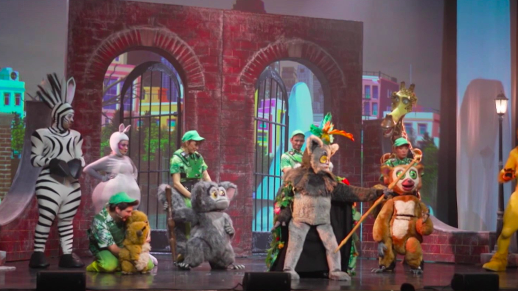 Spectacles : dans les coulisses de la comédie musicale "Madagascar"
Coup de projecteur sur la nouvelle comédie musicale événement : "Madagascar", adaptée du dessin animé sorti au cinéma il y a près de 20 ans. Elle raconte l’évasion d'un zèbre, d'un lion, d'une girafe et d'un hippopotame d’un zoo de New York.