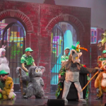 Spectacles : dans les coulisses de la comédie musicale "Madagascar"
Coup de projecteur sur la nouvelle comédie musicale événement : "Madagascar", adaptée du dessin animé sorti au cinéma il y a près de 20 ans. Elle raconte l’évasion d'un zèbre, d'un lion, d'une girafe et d'un hippopotame d’un zoo de New York.