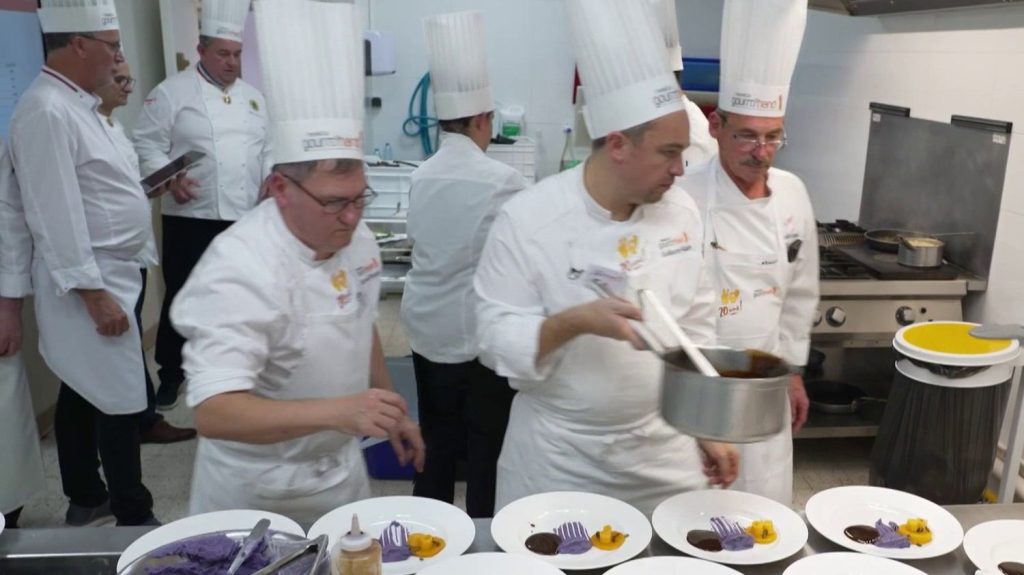 Cuisine : le concours de l'assiette Gourm'Hand, destiné aux personnes handicapées
Les personnes en situation de handicap ont leur concours de cuisine, appelé l'assiette Gourm'Hand. Le créateur de la compétition souhaitait montrer le talent de ces cuisiniers singuliers.