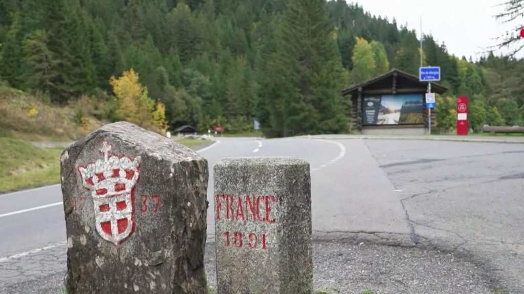 Haute-Savoie : à la poursuite des contrebandiers
À la frontière franco-suisse, la visite de la vieille douane de Châtel (Haute-Savoie), créée en 1923, permet de retomber à l'époque des douaniers et des contrebandiers.
