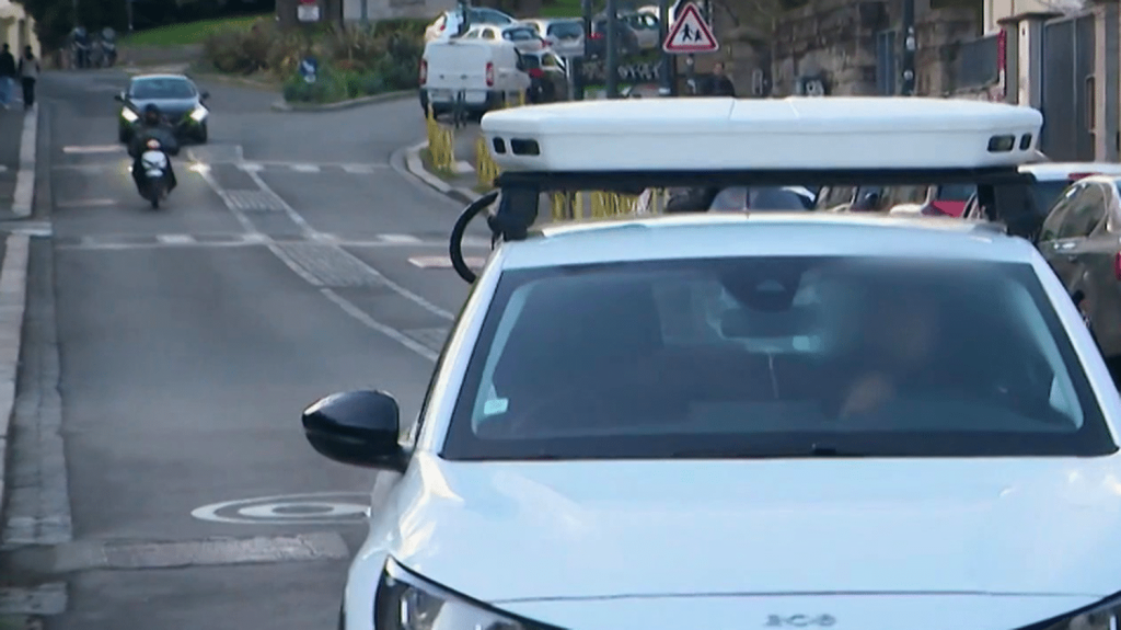 Rhône : à Lyon, les voitures radars permettent d’augmenter les contrôles de stationnement
Comment fonctionnent les voitures radars, qui se multiplient partout en France ? Ces véhicules, qui peuvent enregistrer plus de 500 plaques par heure, sont un véritable jackpot pour les municipalités. Reportage à Lyon, où les contrôles ont été multipliés par quatre.