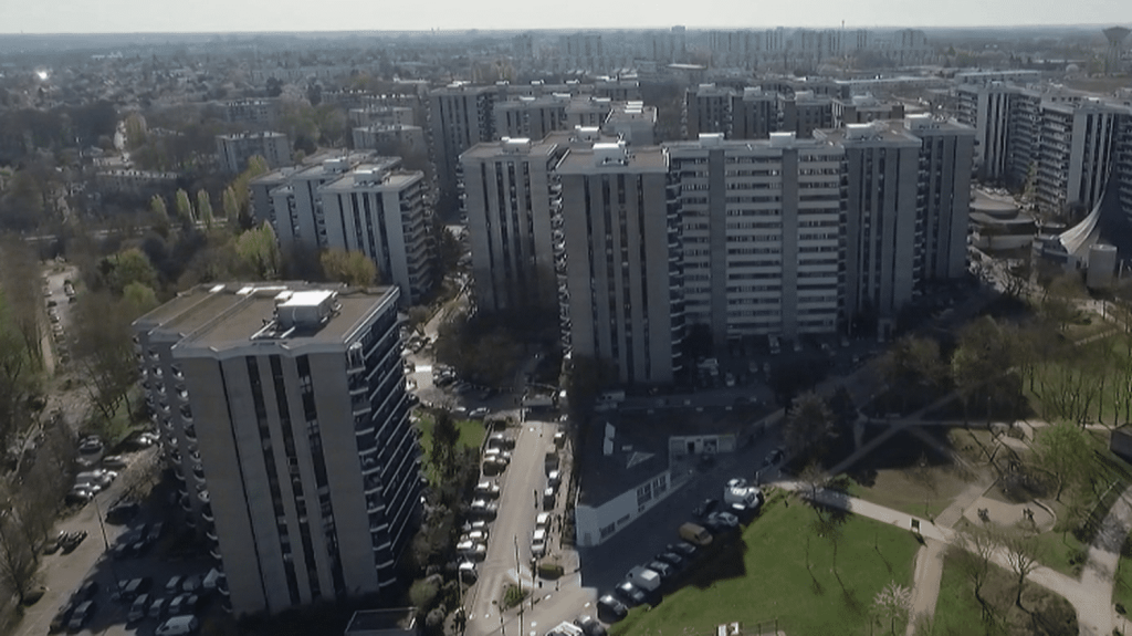 Essonne : à Grigny 2, des copropriétaires remontés contre leurs syndics
Grigny 2, dans l'Essonne, est l'un des plus grands ensembles de copropriétés privées en France. Plusieurs habitants accusent les syndics d'un mauvais entretien et d'une mauvaise répartition des charges. Une association de défense des copropriétaires a été créée.