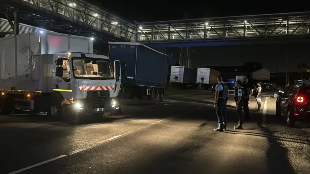 Panne d'électricité en Guadeloupe : le préfet annonce un couvre-feu et la réquisition de salariés d'EDF
Le couvre-feu, qui est en vigueur jusqu’à samedi, a pour but de "prévenir le risque de troubles à l'ordre public", précise la préfecture.