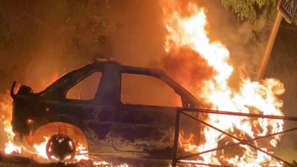 Violences urbaines en Martinique : le préfet décrète un couvre-feu et l'interdiction des manifestations
Après une nouvelle nuit de heurts très violents, le préfet de Martinique a instauré un couvre-feu en vigueur dès jeudi 10 octobre, de 21 heures à 5 heures du matin. Les manifestations sont temporairement interdites sur l'île, où les écoles sont fermées et de nombreux transports publics suspendus.