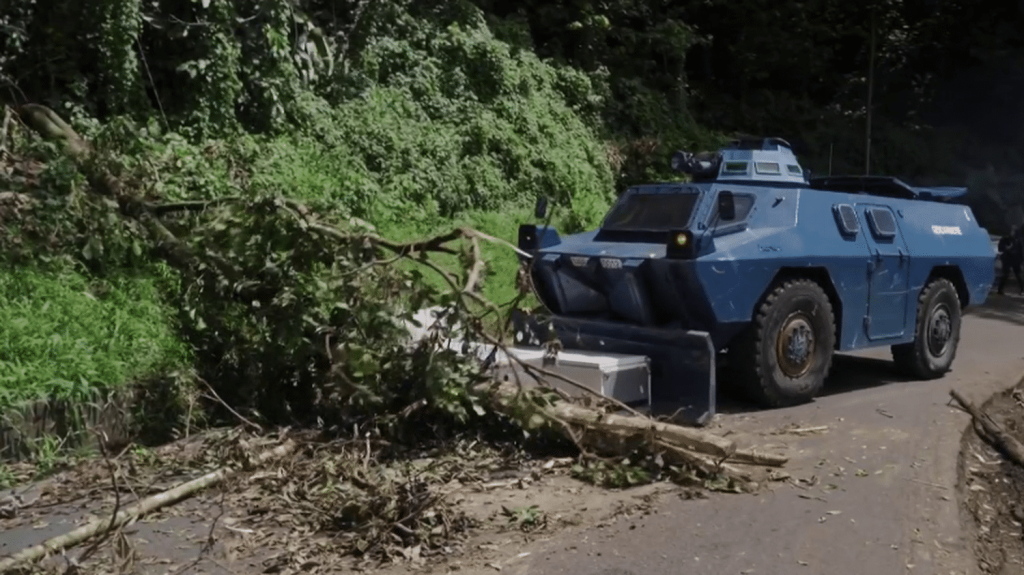 Mobilisation contre la vie chère en Martinique : le couvre-feu prolongé jusqu'au 21 octobre
Malgré un retour au calme ces dernières nuits, le couvre-feu a été prolongé jusqu'au 21 octobre en Martinique. Les négociations avancent, mais le mouvement contre la vie chère n'entend pas relâcher la pression.
