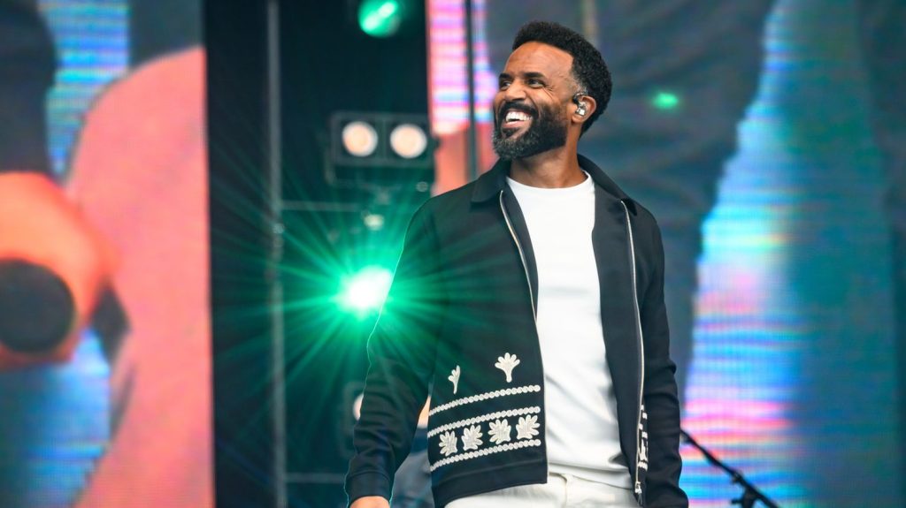 Craig David de retour avec un nouveau single : "Si je peux avoir un héritage à donner, c'est quitter ce monde meilleur que je l'ai trouvé."
Tous les jours, une personnalité s'invite dans le monde d'Élodie Suigo. Jeudi 24 octobre 2024 : le chanteur britannique Craig David, à l'occasion de la sortie de son nouveau single "In your hands" et de son concert jeudi au Bataclan.
