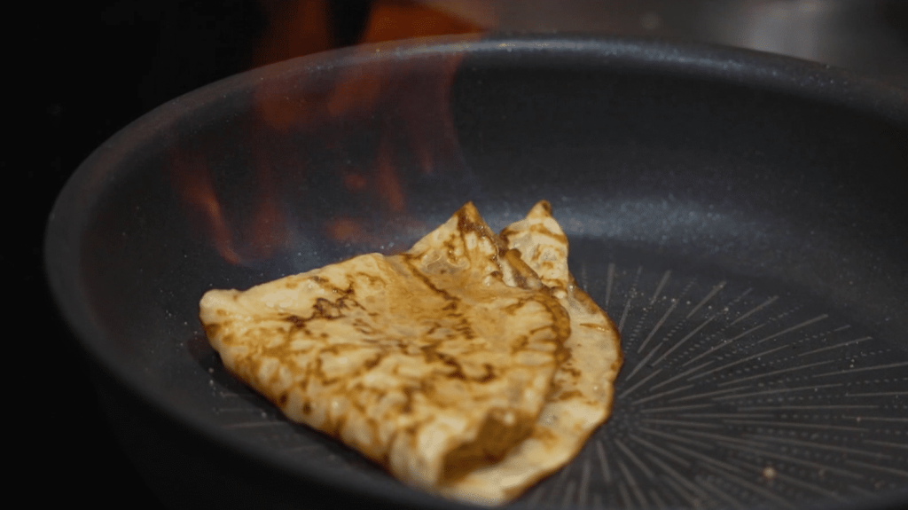 Gastronomie : la crêpe, une tradition bretonne revisitée
Croustillante ou moelleuse, sucrée ou salée : il y en a pour tous les goûts. La crêpe est l'un des desserts préférés des Français. Et comme toutes les stars, elle a ses petits secrets de fabrication.