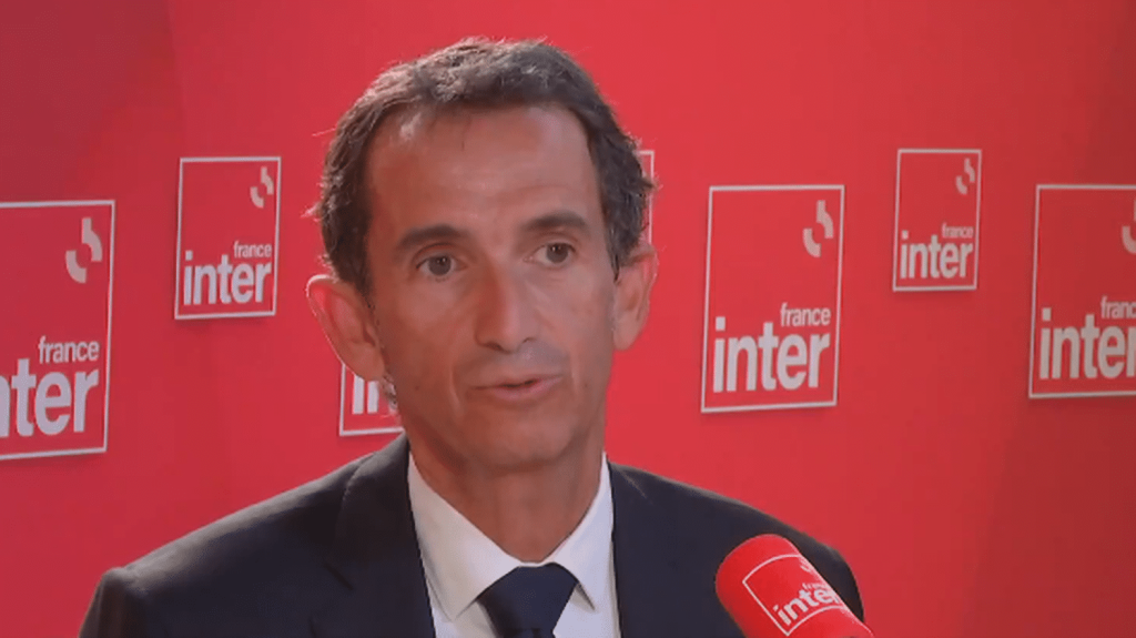 Budget 2025 : le patron de Carrefour critique "un tête-à-queue de politique économique"
Alexandre Bompard dénonce la hausse "temporaire" d'impôt que le gouvernement veut imposer aux sociétés. Ces mesures vont nous ramener "en queue de peloton européen", accuse-t-il.