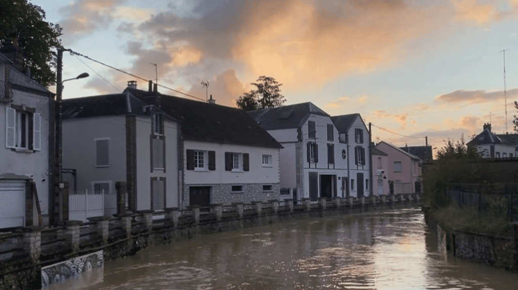 Intempéries : en Eure-et-Loir, plusieurs dizaines d'habitants ont dû être évacués
Le Loir est en crue après le passage de la tempête Kirk. Les rues sont inondées, les écoles fermées et de nombreux logements sont sinistrés. L'eau continue de monter. Plusieurs dizaines d'habitants ont été évacués et l'entraide s'organise.