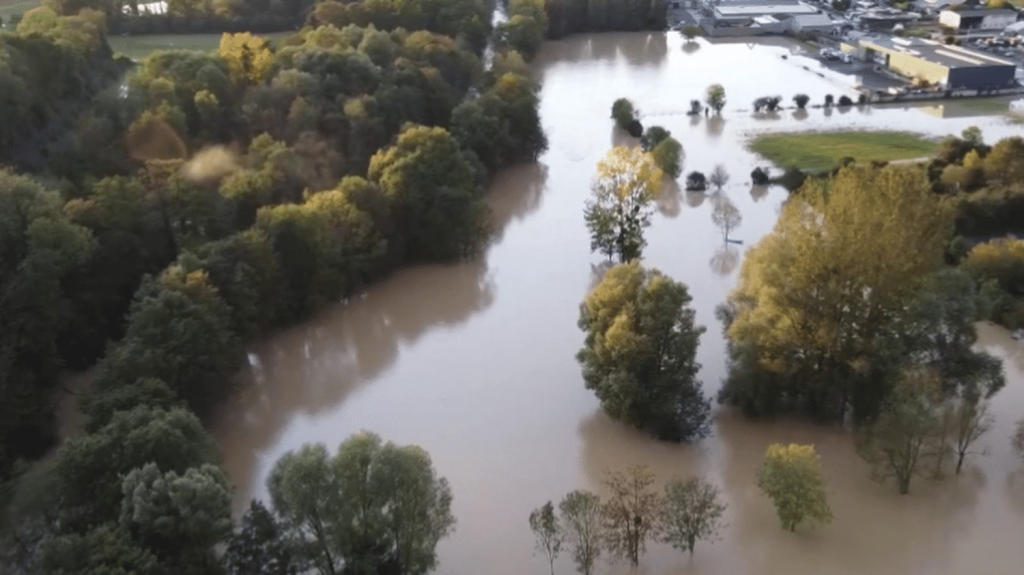 Intempéries : la Seine-et-Marne sous l'eau après la crue du Grand Morin
La crue de la rivière du Grand Morin est exceptionnelle. À certains endroits, les habitants ont de l'eau jusqu'à la taille. 167 personnes ont été mises à l'abri depuis le soir du jeudi 10 octobre.