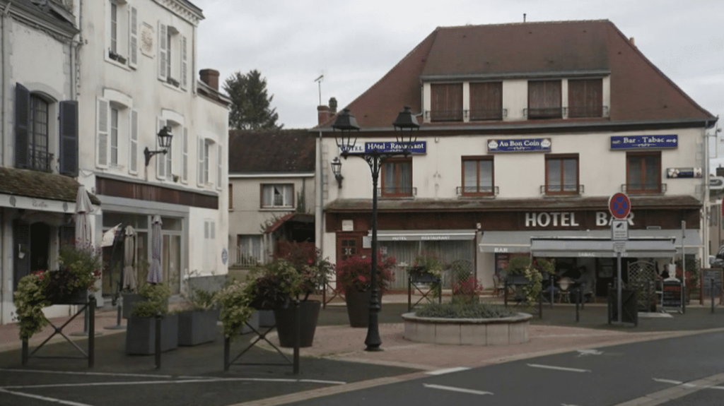 Intempéries : après une crue record, une commune d'Eure-et-Loir se remet difficilement
Samedi 12 octobre, deux départements sont encore en vigilance orange aux crues, le Loir-et-Cher et l'Eure-et-Loir. Le 13 Heures est retourné dans une des communes les plus touchées, où l'eau a atteint 1m85 lors du pic atteint la veille au soir.