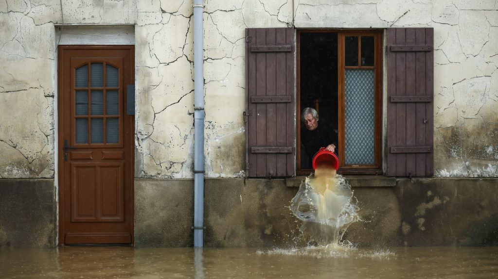 :
Reportage
"Il y a un sentiment d'abandon des pouvoirs publics" : en Seine-et-Marne, des habitants dépités face aux crues à répétition
Un plan national d'adaptation au dérèglement climatique est présenté par le gouvernement vendredi, alors que les intempéries s'enchaînent cet automne.