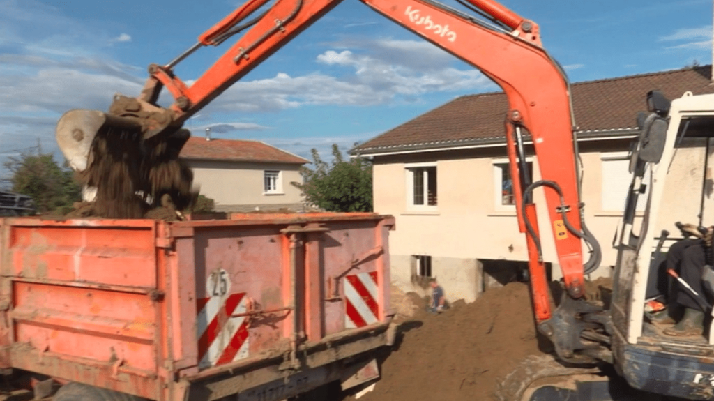 Inondations en Ardèche : une semaine après les crues, les habitants de Limony livrés à eux-mêmes
Le village de Limony, en Ardèche, a été dévasté par les crues il y a huit jours. Nouveau coup dur pour les sinistrés : les assurances ne prennent pas en charge le déblaiement, alors que des tonnes de sable et de terre s'amoncellent.