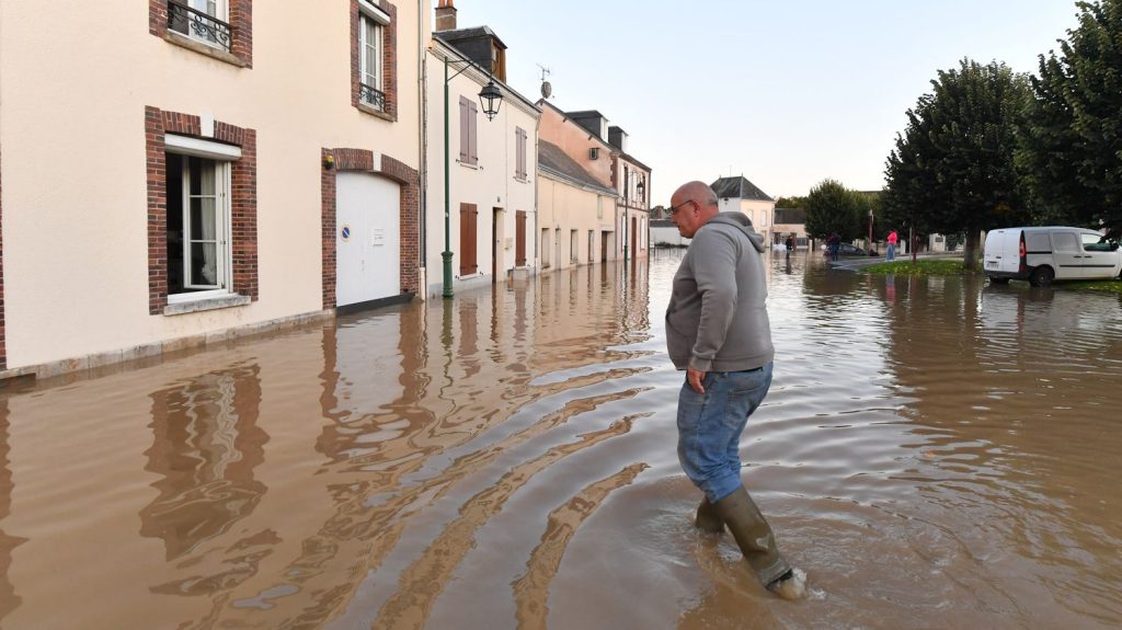 Crues et inondations : l'Eure-et-Loir et la Seine-et-Marne maintenus en vigilance rouge, trois départements en alerte orange après le passage de la dépression Kirk
Les trois départements qui restent en vigilance orange sont l'Aisne, la Sarthe et le Loir-et-Cher. L'Orne n'est plus concernée.