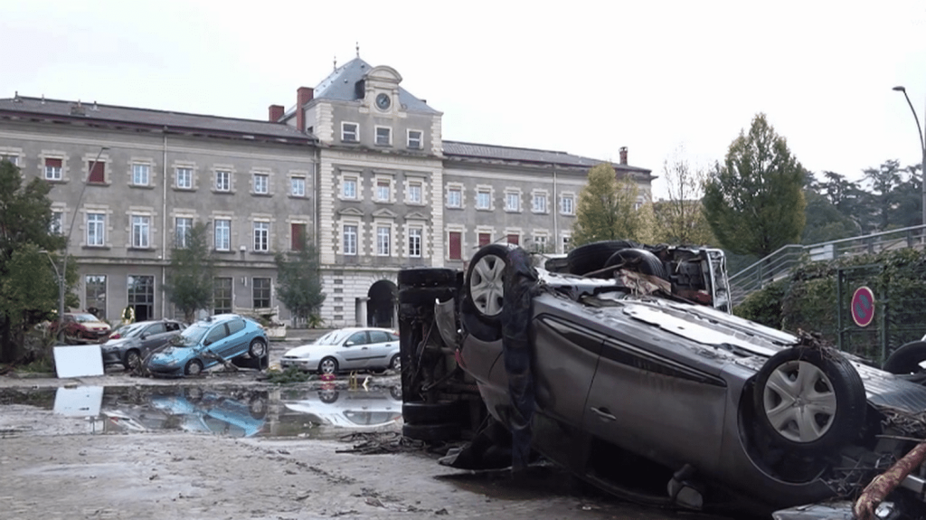 Crues et inondations : dans la vallée du Gier, des villes dévastées
Les villes de Rive-de-Gier, dans la Loire, et de Givors, dans le Rhône, ont été durement touchées par les crues et inondations du jeudi 17 octobre. Le coût des dégâts est encore impossible à chiffrer dans la vallée du Gier.