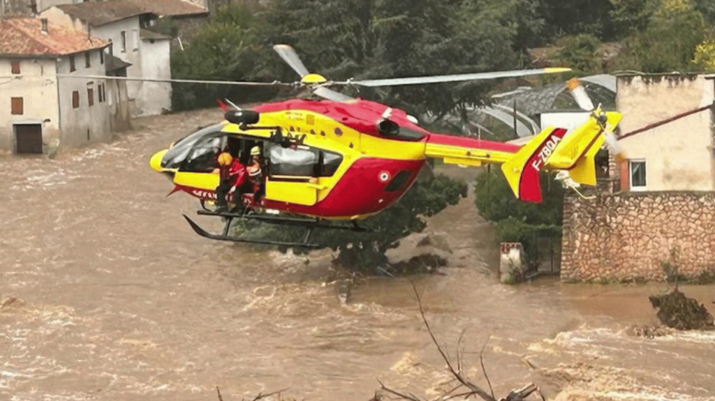 Crues et inondations dans le Centre-Est : des villes submergées et des évacuations
Dans le Centre-Est de la France (Ardèche, mais aussi Loire et Haute-Loire), des communes ont été fortement touchées par les crues et inondations, jeudi 17 octobre. Dans le petit village ardéchois de Limony, des habitants qui s'étaient réfugiés sur le toit de leur maison ont dû être évacués par hélicoptère.