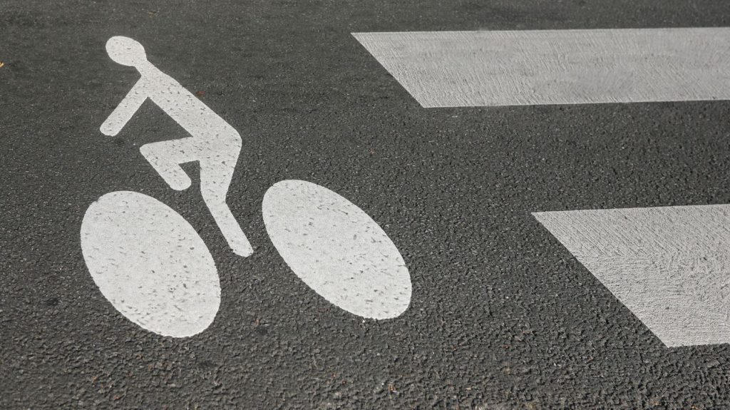 Cycliste tué après un différend avec un automobiliste à Paris : "La route est le reflet de la société en pire", pointe la Ligue contre la violence routière
Selon les premiers éléments de l'enquête et les déclarations de plusieurs témoins, une altercation a opposé un automobiliste à un cycliste de 27 ans, mardi vers 17h45.