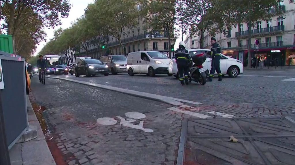 Paris : un cycliste tué par un automobiliste après une altercation
Un cycliste de 27 ans a été tué, percuté volontairement par un automobiliste, après une altercation.
