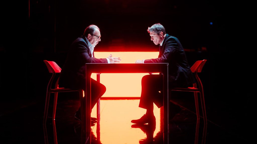 "Le Mage du Kremlin" au théâtre La Scala : dans la tête du Raspoutine de Vladimir Poutine
Roland Auzet nous plonge dans les arcanes du pouvoir du locataire à perpétuité du Kremlin à travers le personnage de Vadim Baranov, l'homme qui murmurait à l'oreille du "Tsar". Terrifiant.