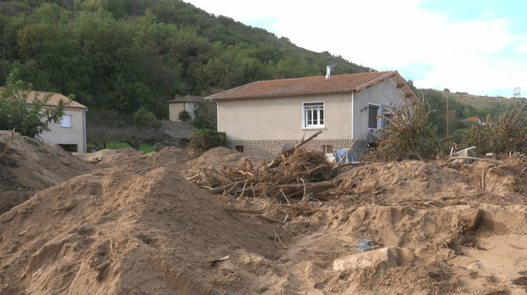 Inondations en Ardèche : le difficile déblaiement du sable pour les habitants
À Limony, en Ardèche, la crue a laissé place au sable. Reportage auprès des habitants, livrés à eux-mêmes pour le déblaiement.