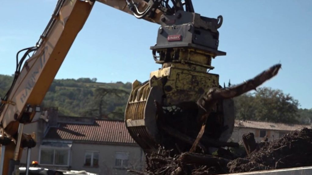 Inondations en Ardèche : des tonnes de gravats à déblayer
Plusieurs jours après les inondations, dans les communes les plus touchées, le nettoyage a débuté. Pourtant, elles se préparent à de nouvelles pluies.