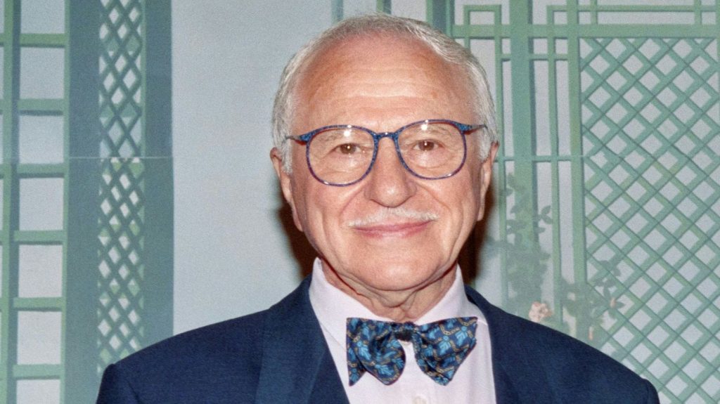 Michel Klein, le vétérinaire du "Club Dorothée" et de "30 millions d'amis", est mort à 103 ans
Longtemps vice-président de la SPA, Michel Klein est aussi à l'origine de la création de l'Ecole des chiens guides pour aveugles et malvoyants de Paris.