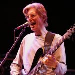 Mort du bassiste Phil Lesh, l'un des fondateurs du groupe de rock psychédélique Grateful Dead
Le musicien californien, connu pour ses solos de basse inspirés, s'est éteint hier à l'âge de 84 ans. Il a contribué à mettre sur le devant de la scène cet instrument souvent relégué au second plan.