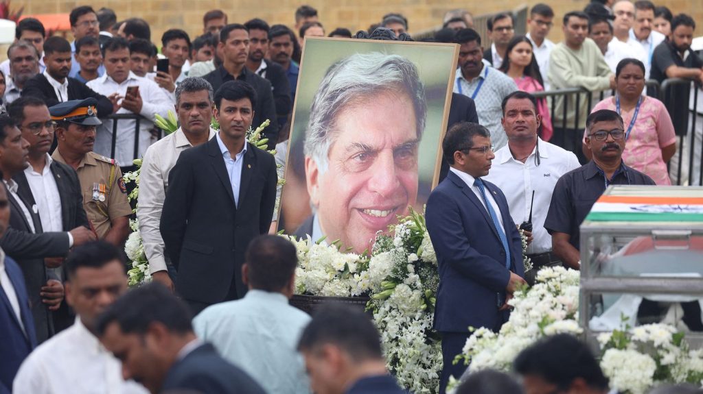 La mort de Ratan Tata, héritier d'un empire industriel et icône indienne
Dirigeant de l'empire familial Tata pendant deux décennies, Ratan Tata est mort à l'âge de 86 ans, après avoir transformé le groupe en un puissant conglomérat, omniprésent dans la vie quotidienne des Indiens.