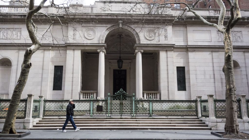 La partition d'une valse inédite de Chopin découverte à la bibliothèque-musée Morgan de New York
Le morceau comprend une ouverture austère et a été décrit par le pianiste chinois Lang Lang comme contenant "une noirceur dramatique qui se transforme en chose positive".