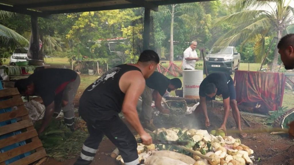 Wallis et Futuna : une gastronomie fondée sur le partage
Le feuilleton du 13 Heures se poursuit à Wallis et Futuna, jeudi 17 octobre, et part à la découverte de la cuisine du Pacifique et de ses trésors.