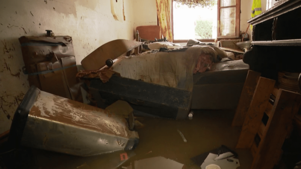 Intempéries : en Seine-et-Marne, les habitants constatent les dégâts après la décrue
La décrue se poursuit en Seine-et-Marne samedi 12 octobre. Le département est très touché par les inondations provoquées par la tempête Kirk. À Crécy-la-Chapelle, seule une partie des habitants a pu rentrer chez elle.