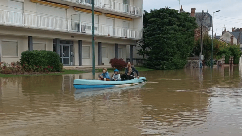 Intempéries : après les inondations, la décrue révèle l'ampleur des dégâts
Des centaines de pompiers sont mobilisés en Essonne, dans le Loir-et-Cher et en Eure-et-Loir, samedi 12 octobre. Les riverains retrouvent leurs habitations gorgées d'humidité et de boue. Alors que vient la lente décrue, de nombreuses questions subsistent.