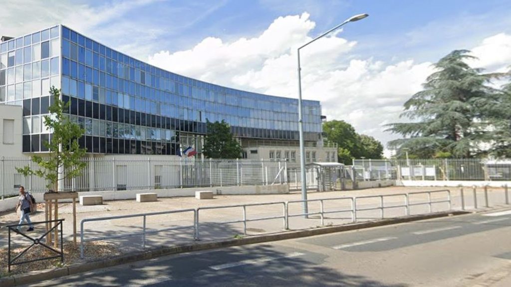 Un lycée de Vénissieux dans le Rhône dégradé par une centaine d'élèves
Cinq cents élèves se sont retrouvés bloqués devant le lycée, l'un d'entre eux, soupçonné d'avoir participé aux dégradations et connu de la justice a été interpellé et placé en garde à vue.