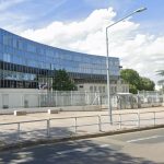 Un lycée de Vénissieux dans le Rhône dégradé par une centaine d'élèves
Cinq cents élèves se sont retrouvés bloqués devant le lycée, l'un d'entre eux, soupçonné d'avoir participé aux dégradations et connu de la justice a été interpellé et placé en garde à vue.