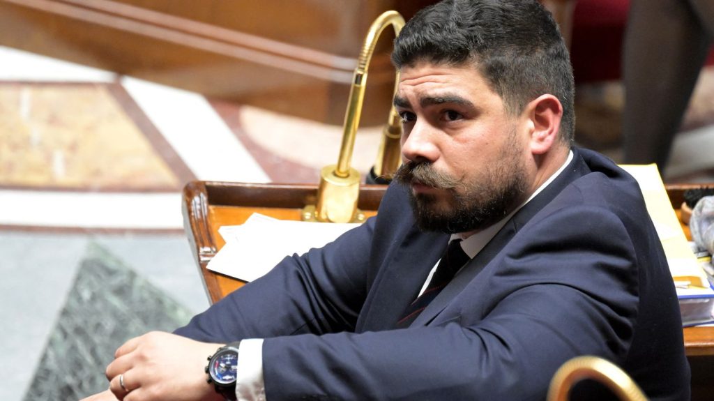 Arrêts-maladie : les femmes seront-elles davantage pénalisées que les hommes par l'allongement du délai de carence dans le public ?
Le gouvernement veut aligner le délai de carence du public sur celui du privé en l'allongeant à trois jours. Une mesure qui pénalisera effectivement plus les femmes.