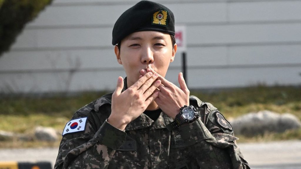 Corée du Sud : J-Hope, membre du groupe BTS, a terminé son service militaire
La démobilisation du principal danseur du célèbre groupe de K-Pop est une bonne nouvelle pour l'industrie... et les fans.
