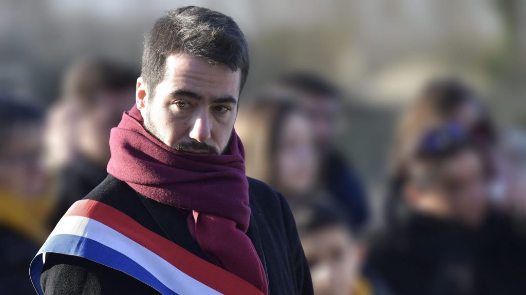 :
Édito
Affaire Andy Kerbrat : un député arrêté en train d’acheter de la drogue doit-il démissionner de l’Assemblée ?
Arrêté à Paris en flagrant délit d'achat de drogue, le député insoumis de Loire-Atlantique reconnaît une "addiction" et promet de "suivre un protocole de soins", mais n'entend pas pour autant démissionner.