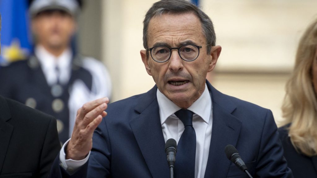 "Hors sujet", "communication nauséeuse"… Les députés réagissent aux déclarations de Bruno Retailleau sur l'immigration irrégulière à Mayotte
Le ministre de l'Intérieur a annoncé des vols groupés pour reconduire les étrangers de Mayotte en situation irrégulière vers la République du Congo.