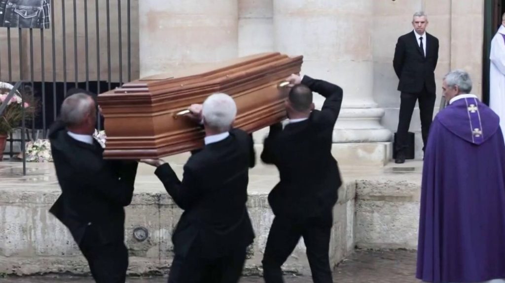 Obsèques de Michel Blanc : un dernier hommage populaire rendu à l'acteur
Les obsèques de Michel Blanc, décédé brutalement à l'âge de 72 ans, ont eu lieu dans l'église Saint-Eustache de Paris, jeudi 10 octobre. Une foule compacte a rendu un dernier hommage à l'acteur qui a marqué toute une génération.